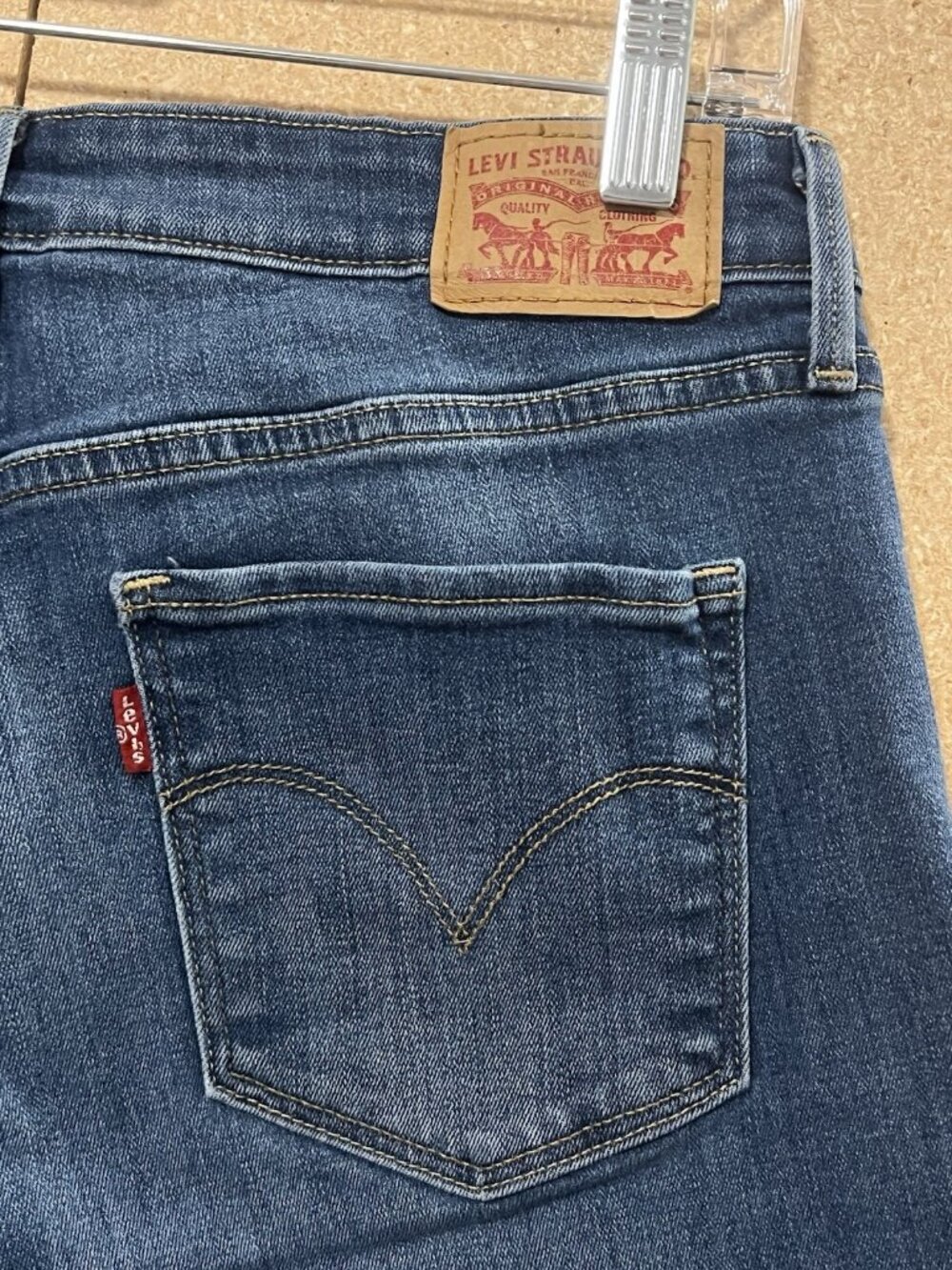 Levis Shorts Bermuda Women’s Size 29 Blue Denim Stretch Cuffed Mid Rise - Picture 10 of 13